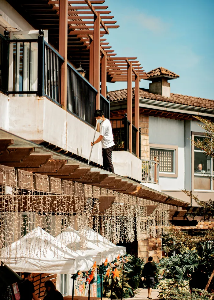 Balcon et terrasse d'une maison en cours de nettoyage