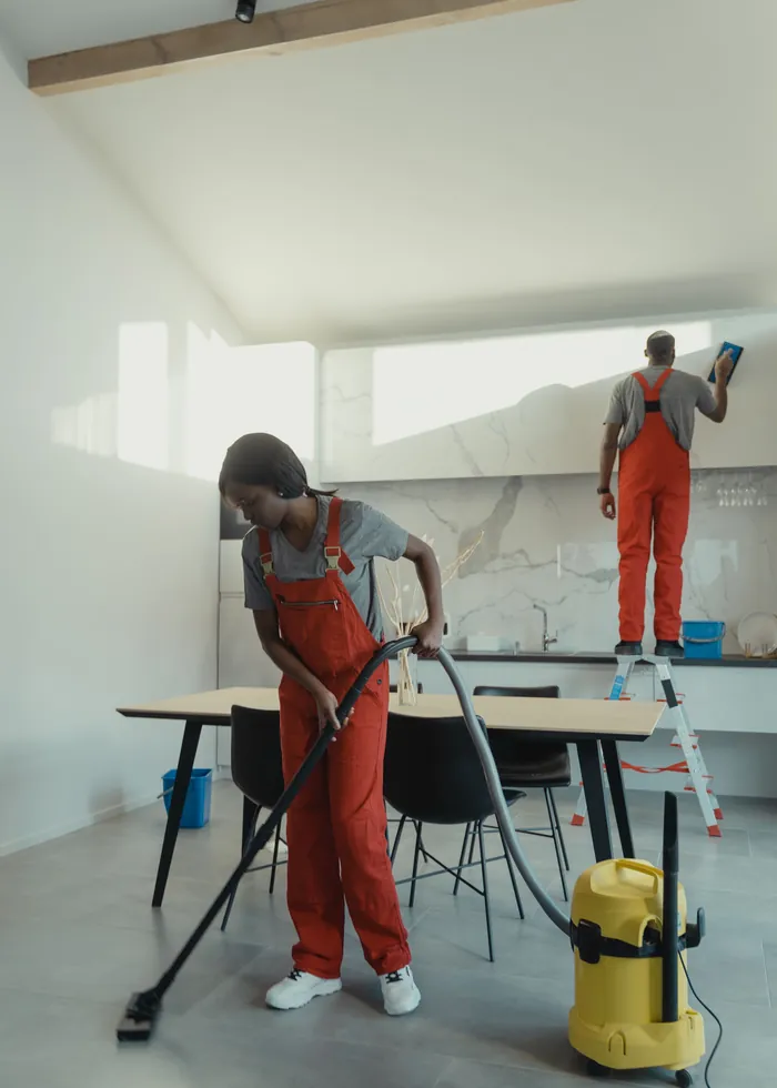 Deux professionnels nettoyant une cuisine de fond en comble